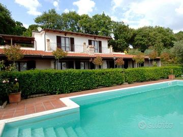 Rustico / Casale di 778 m² con più di 5 locali e b