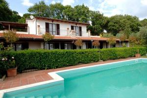 Rustico / Casale di 778 m² con più di 5 locali e b