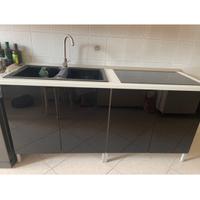 Piano cottura e lavello con mobili .