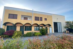 Capannone con uffici e appartamento
