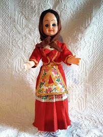 Bambola in costume sardo vintage