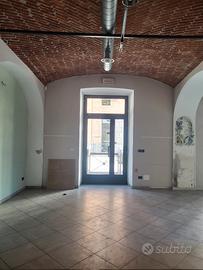 Pinerolo to negozio 90 mq tre vetrine angolare