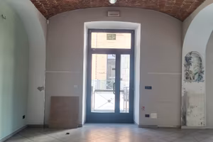 Pinerolo to negozio 90 mq tre vetrine angolare