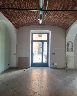 Pinerolo to negozio 90 mq tre vetrine angolare
