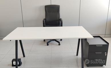 Scrivania con sedia girevole e cassettiera