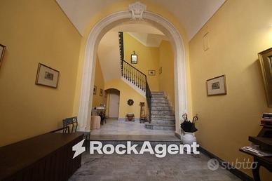 Palazzo / Stabile di 313 m² con più di 5 locali a 