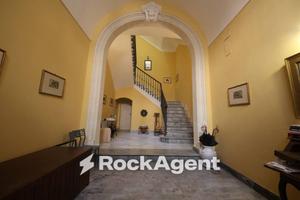 Palazzo / Stabile di 313 m² con più di 5 locali a 