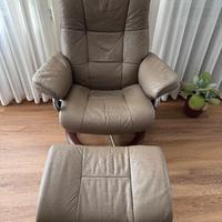 Poltrona con Pouf StressLess Mayfair taglia M