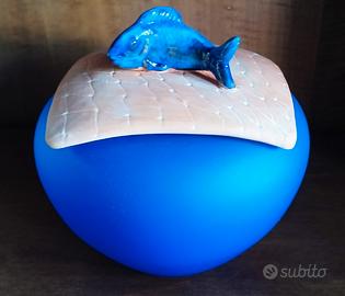 Vaso vintage di opalina blu con pesce