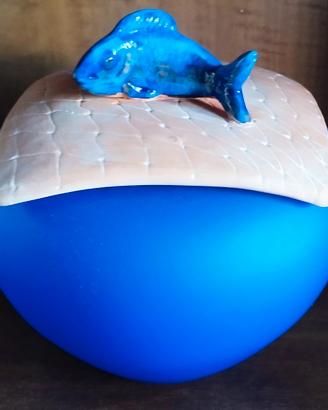 Vaso vintage di opalina blu con pesce