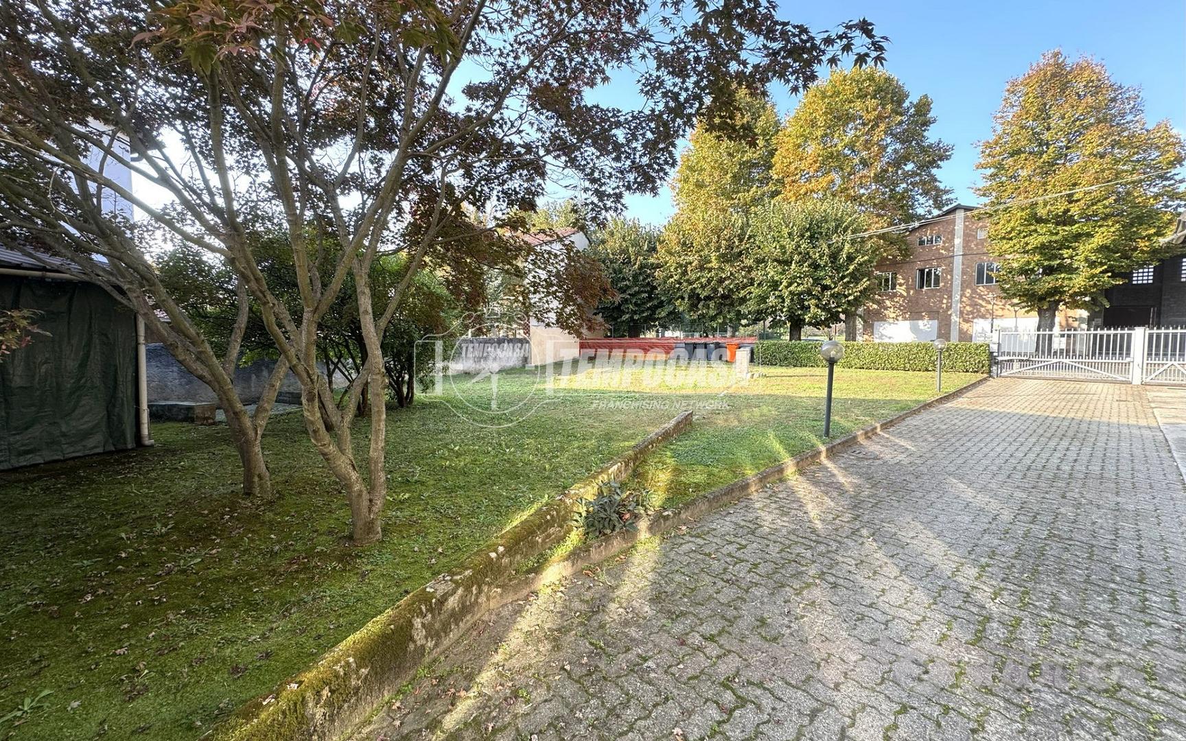Stabile indipendente con reddito e ampi spazi abit - Vista 2