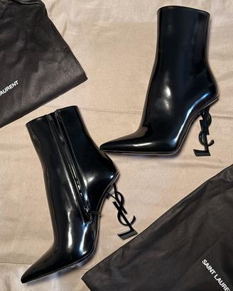 Stivaletti neri YSL con tacco a punta