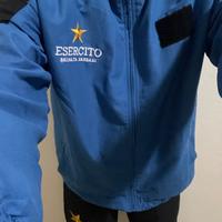 Tuta con logo