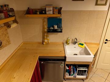 cucina angolare con top in abete massiccio