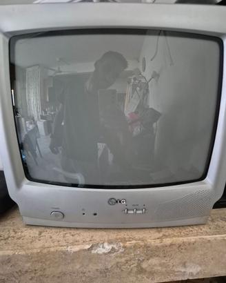 Tv a tubo catodico funzionant LG senza telecomando