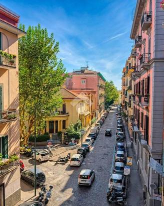 4 LOCALI A NAPOLI