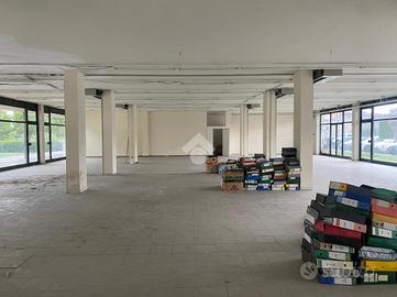 NEGOZIO A BUSSOLENGO