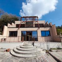 Villa in zona semi collinare