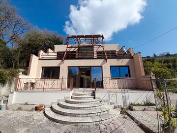 Villa in zona semi collinare