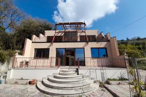 Villa in zona semi collinare