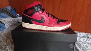 Air Jordan 1 Mid Reverse Bred