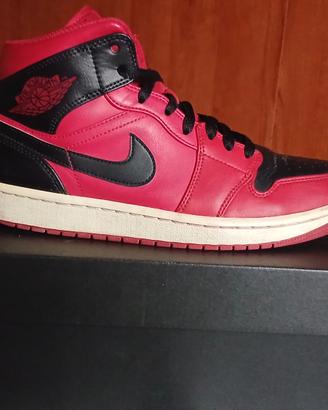 Air Jordan 1 Mid Reverse Bred