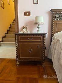 Coppia di comodini in legno stile classico