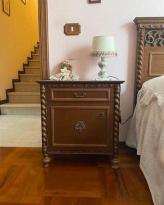 Coppia di comodini in legno stile classico