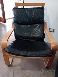 poltrona in pelle nera e legno