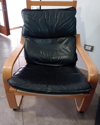poltrona in pelle nera e legno