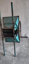 Mostarola (macchina manuale per mostare vino)