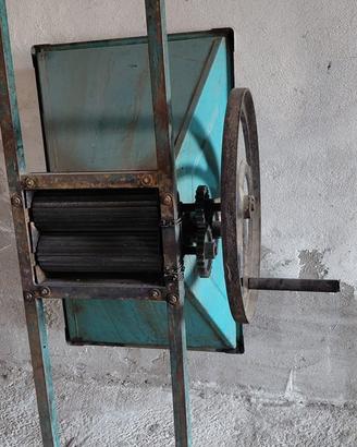 Mostarola (macchina manuale per mostare vino)