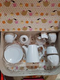 Set di tazzine e salsiera elegante con custodia 