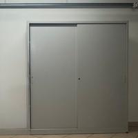 Armadio alto in metallo alto con ante scorrevoli,