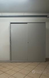 Armadio alto in metallo alto con ante scorrevoli,