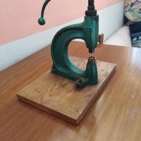 Macchina per bottoni automatici