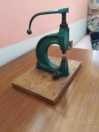 Macchina per bottoni automatici