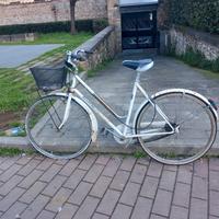 bici 26 da donna con una ruota bucata 