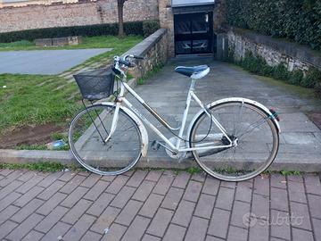 bici 26 da donna con una ruota bucata 