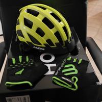 caschetto e guanti in gel per mtb