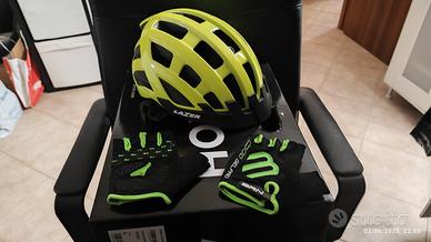 caschetto e guanti in gel per mtb