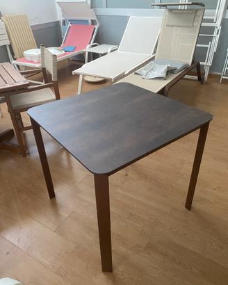 Tavolo con gambe in alluminio