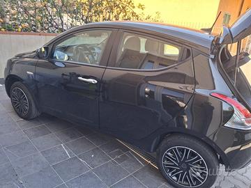 lancia y benzina hibryd 