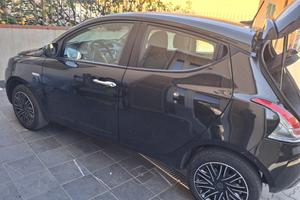 lancia y benzina hibryd 