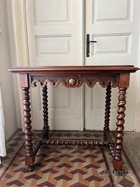 Tavolino antico in legno con gambe tortili