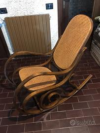 Sedia a dondolo modello thonet