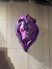 Testa di leone decorativa viola
