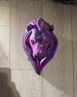 Testa di leone decorativa viola