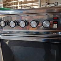 Cucina a gas con forno elettrico