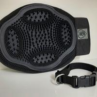 Collare e guanto da tolettatura per cani e gatti.